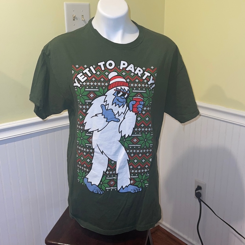 Mad Engine Yeti to Party mens holiday t-shirt. Size large.